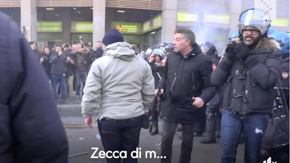 Milano, poliziotto all'antifascista in corteo: "Zecca di m..."
