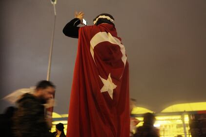 Istanbul, migliaia di tifosi in marcia contro il terrorismo 12
