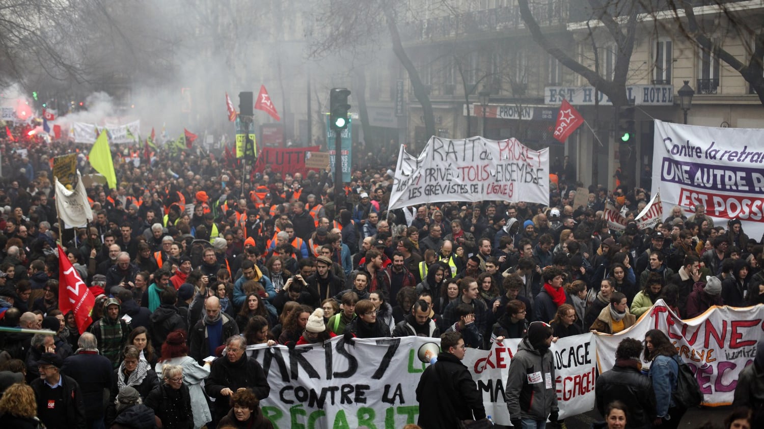 Scontri da Parigi a Nantes. E il governo fa dietrofront sulla pensione a 64 anni