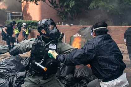Hong Kong, la polizia assedia il Politecnico occupato 2