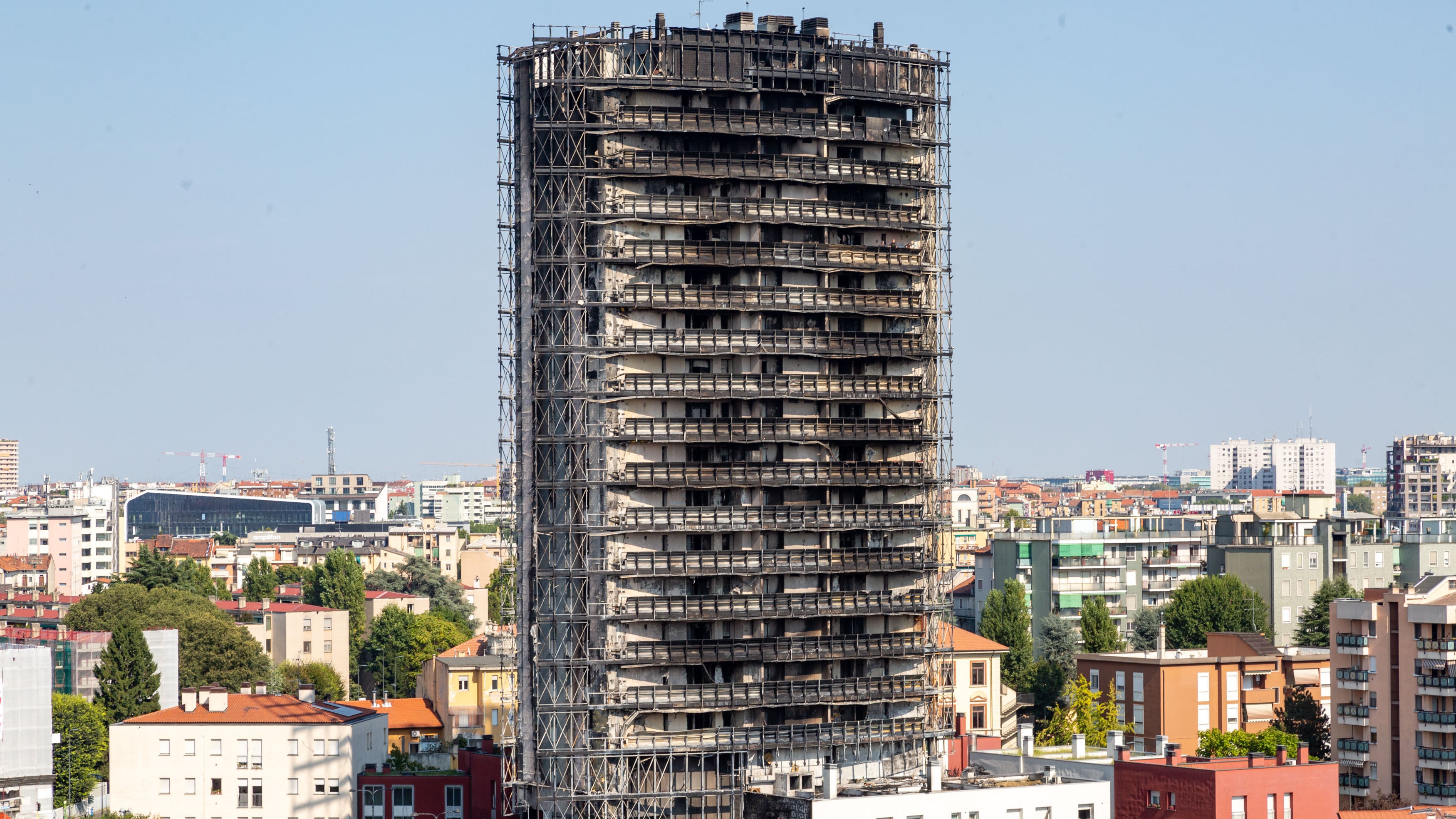 "Effetto lente": cosa ha scatenato l'inferno nel grattacielo?