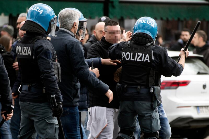 Scontri tra tifosi prima del derby Lazio-Roma: le immagini 14