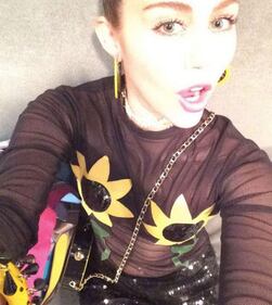 Miley Cyrus completamente nuda su V Magazine 17