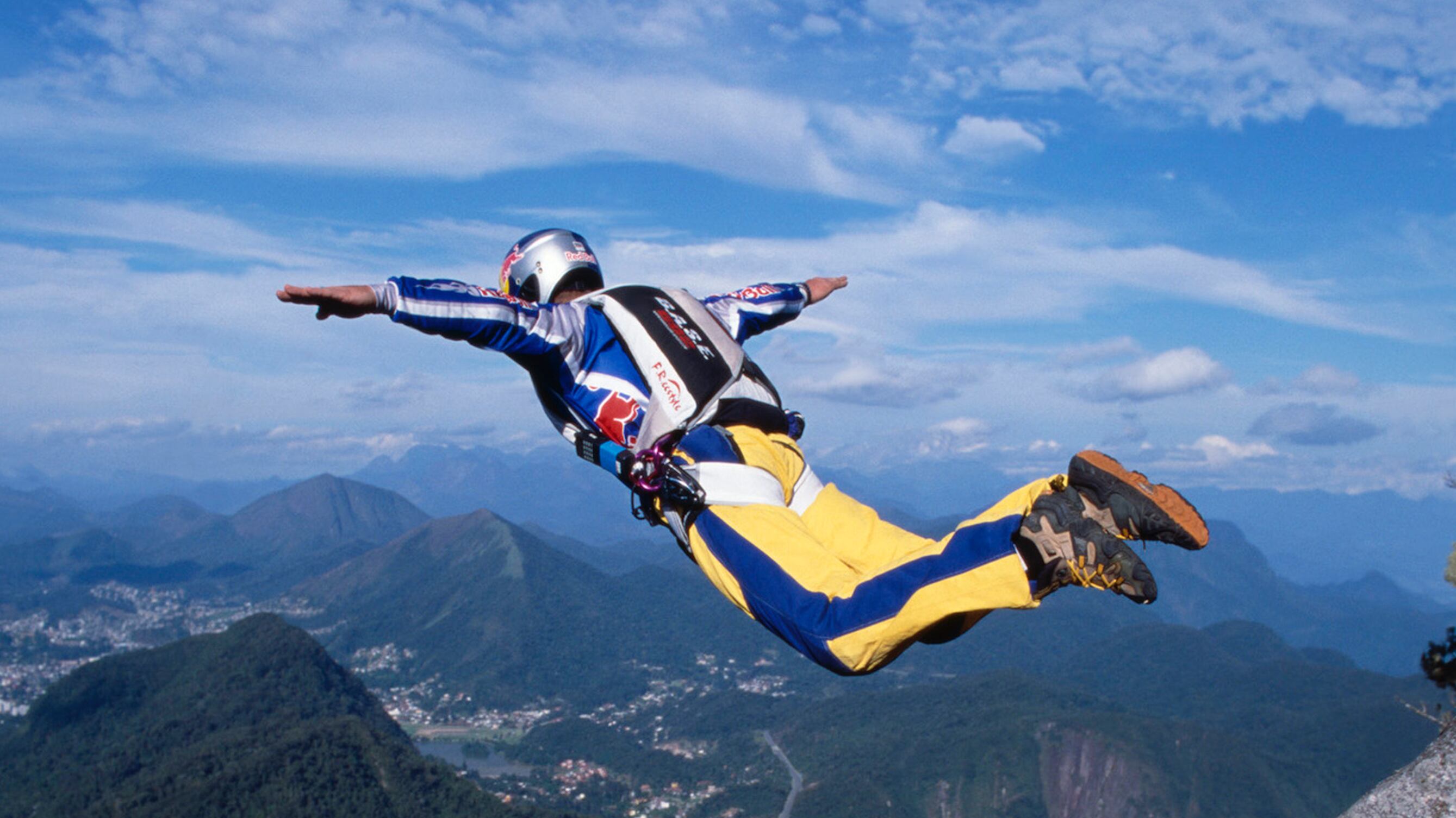 Non si apre la tuta alare: "base jumper" precipita e muore in provincia di Lecco
