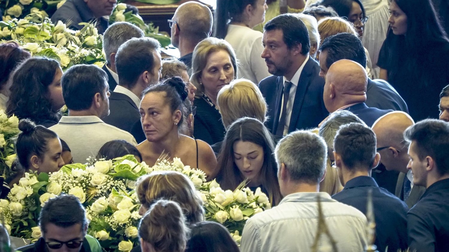Ora il Pd vuole incriminare Salvini: "Ai funerali claque pro governo"