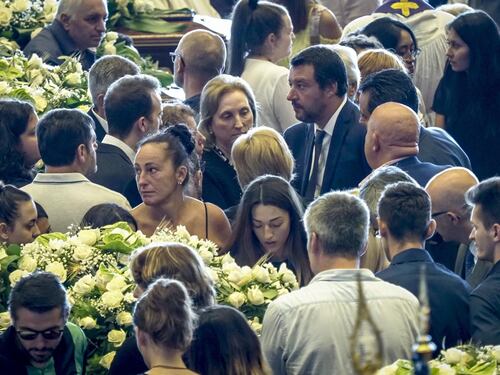 Ora il Pd vuole incriminare Salvini: "Ai funerali claque pro governo"