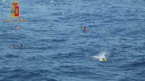 Naufragio al largo della Libia, i migranti in mare attendono i soccorsi 4