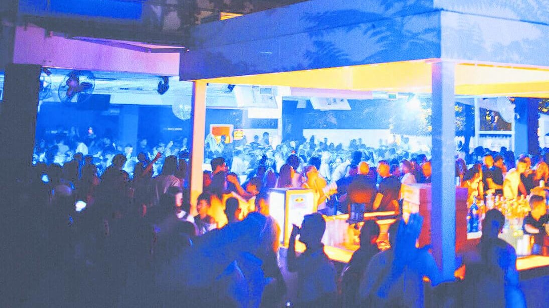 Stupro di gruppo in discoteca. Caccia a quattro ragazzi italiani