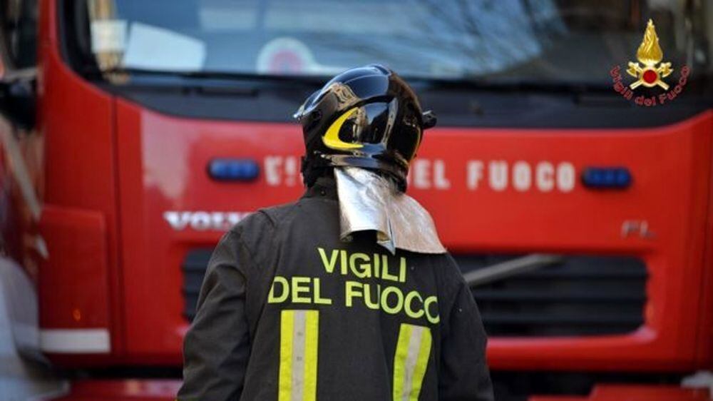 Bari, autobus in fiamme: salvo l'autista a bordo