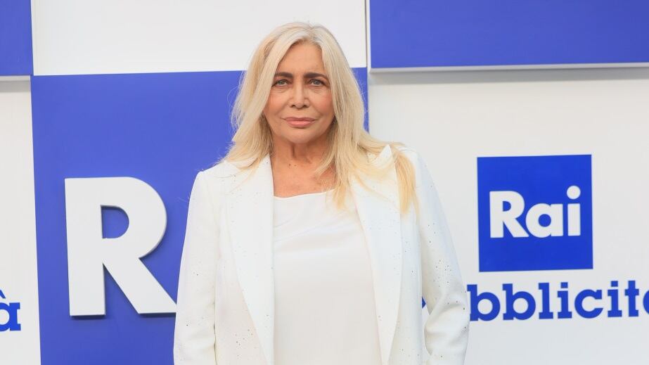 Mara Venier compie 75 anni: dai grandi amori al successo in TV, la "zia d’Italia" che ha conquistato il cuore di tutti