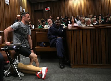 Pistorius sfila in aula senza protesi 4