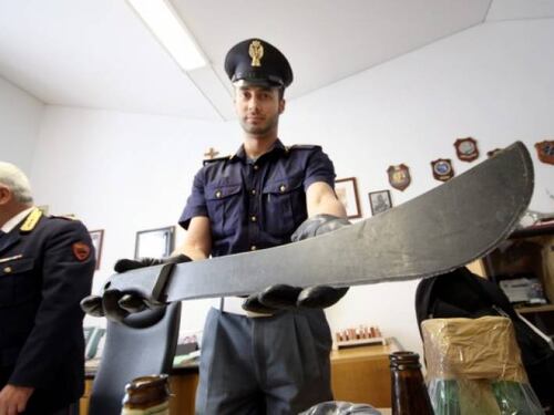 Gli dà bicarbonato al posto della coca. E il clandestino gli stupra la ragazza