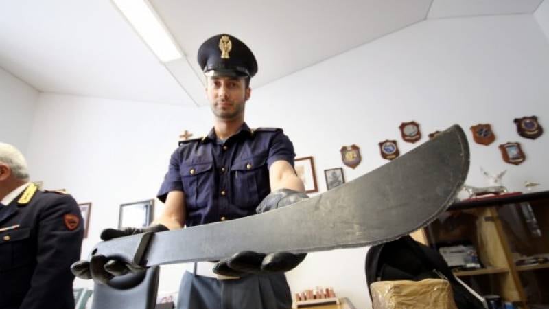 Gli dà bicarbonato al posto della coca. E il clandestino gli stupra la ragazza
