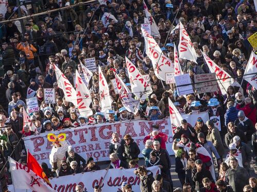 I no Tav in piazza a Torino: "I 5 Stelle resistano alla Lega"
