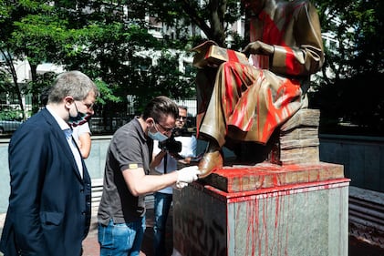 Le immagini dello sfregio alla statua di Montanelli 7