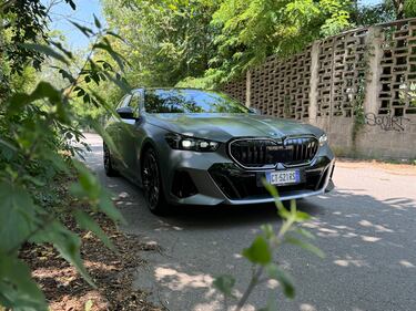 BMW i5 Touring eDrive40: guarda la gallery della Station Wagon elettrica da 340 CV 9