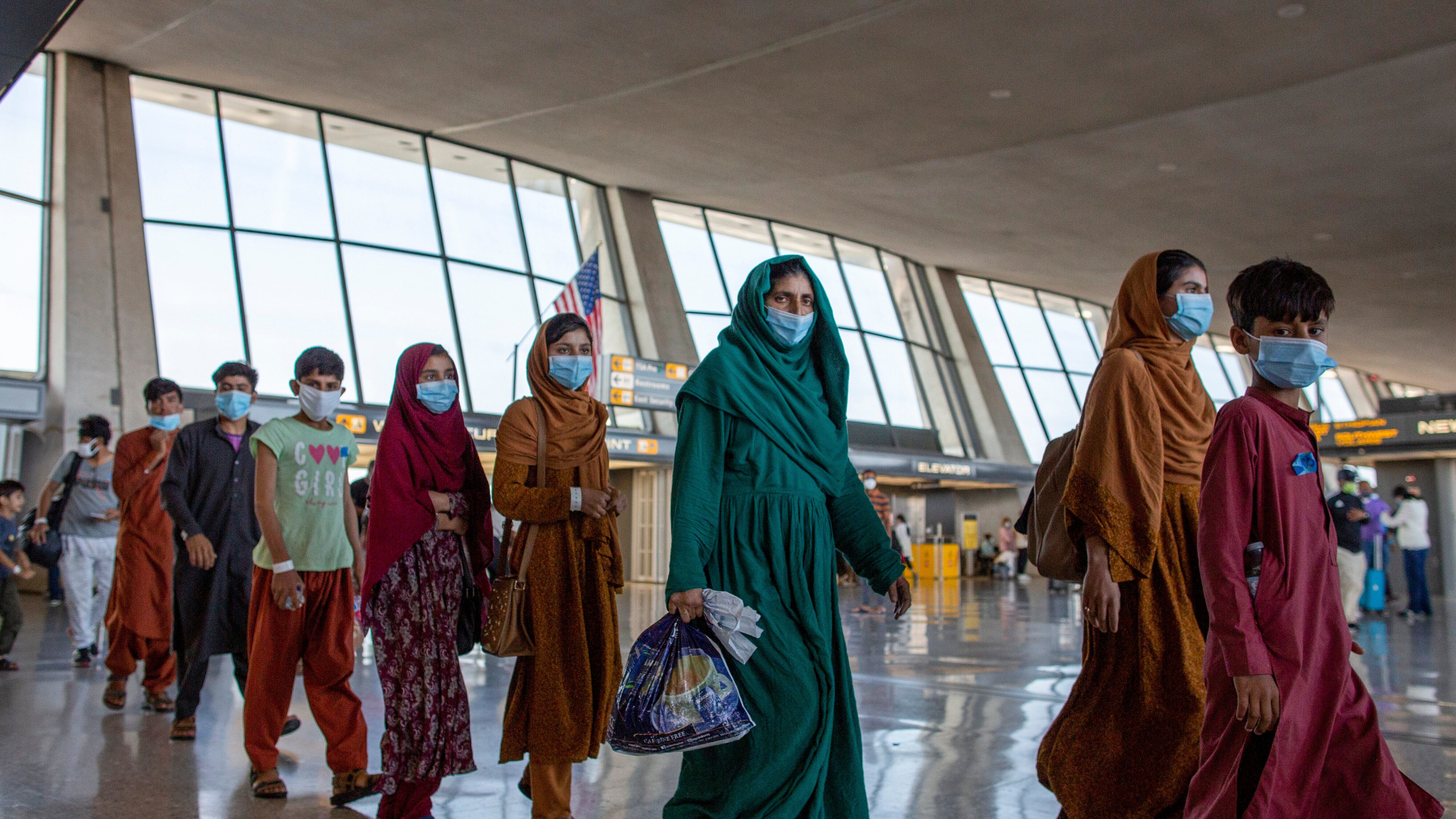 I talebani e il ricatto verso l'Occidente. "Basta sanzioni o sarà bomba migranti"