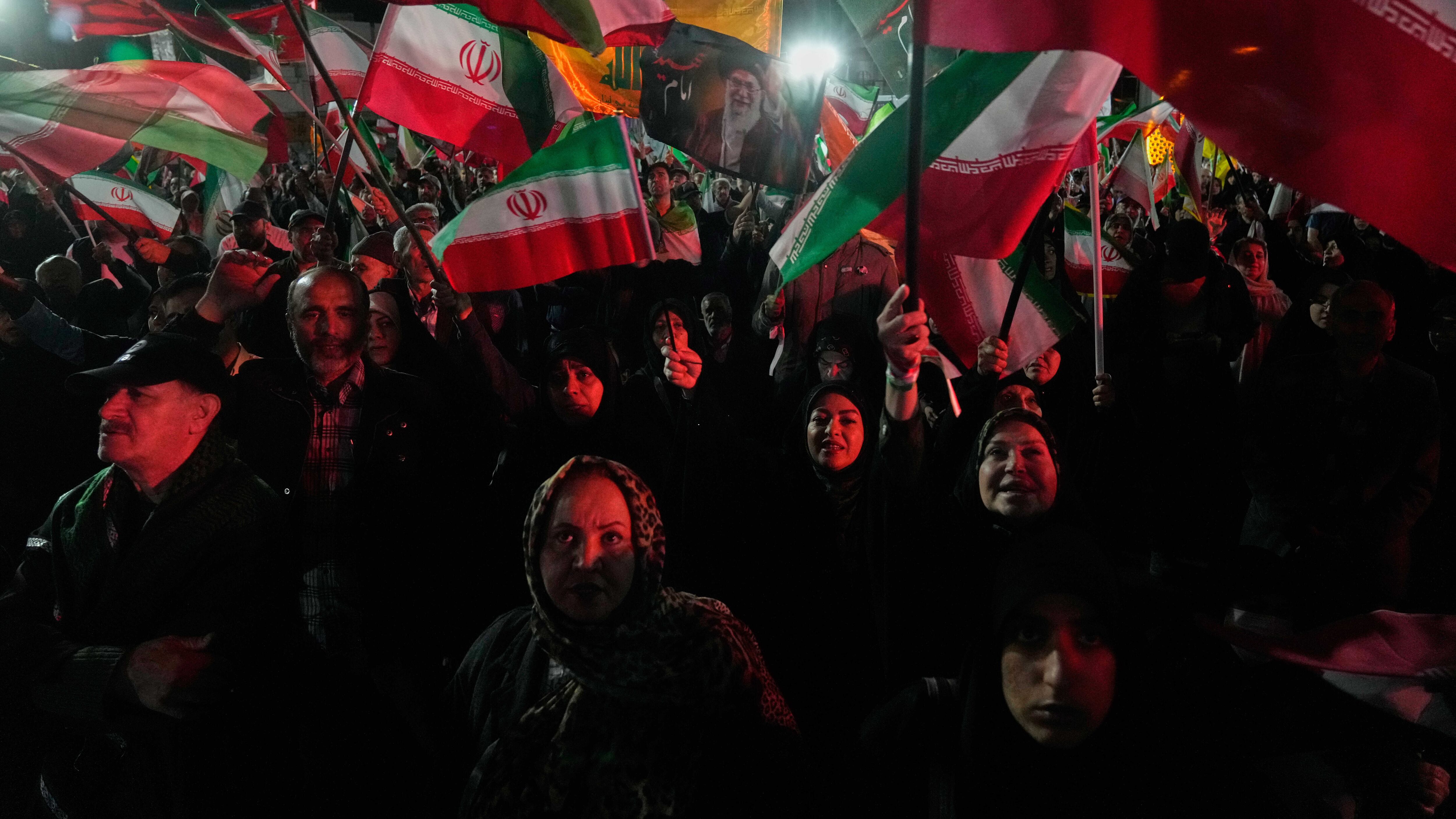 Trump: l'Iran collassa per Hormuz. "Da Teheran una nuova proposta"