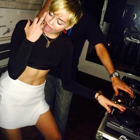 Miley Cyrus tra peni, sederi finti e provocazioni 2