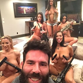 Poker, soldi e donne nude: è Dan Bilzerian il re di Instagram 1