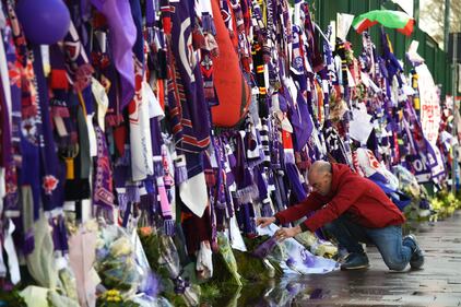 Tifosi, compagni di squadra e dirigenti della Fiorentina: tutti in fila per salutare Astori 17
