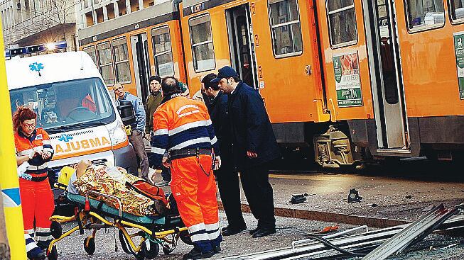 Sorpassa il tram e viene investito. Motociclista perde una gamba