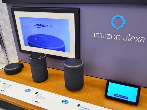 "Dimmi dove si trova...". E scopre il tradimento grazie ad Alexa