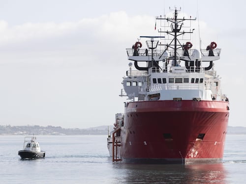 Per l'Ocean Viking sbarco blindato. Macron sotto accusa