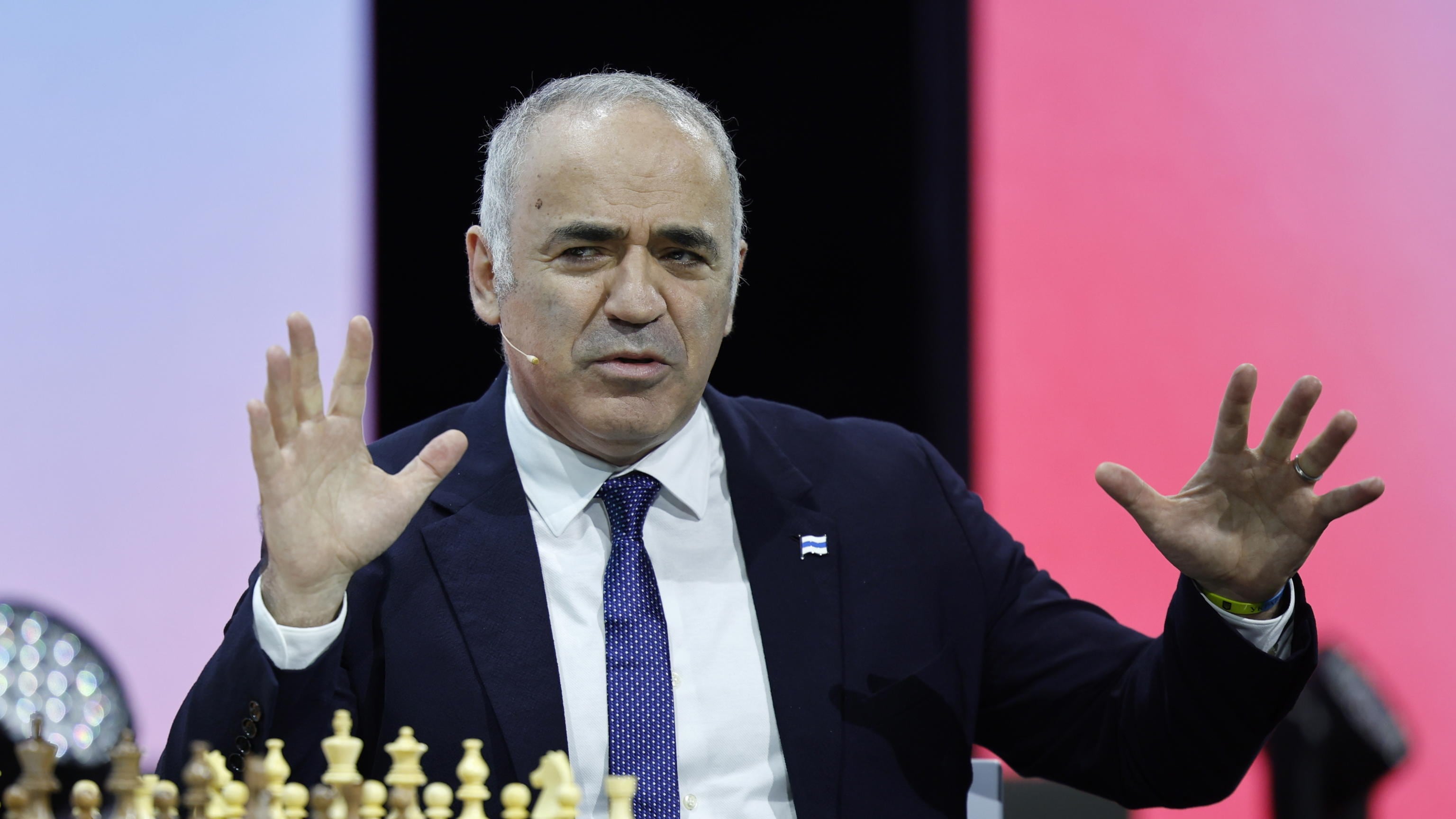 Russia, chi è Garry Kasparov, lo scacchista nemico di Putin arrestato in contumacia