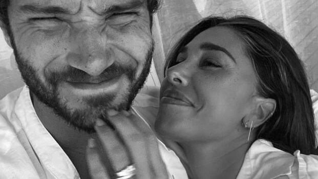 Belen paparazzata a casa di De Martino: "Hanno passato la notte insieme"