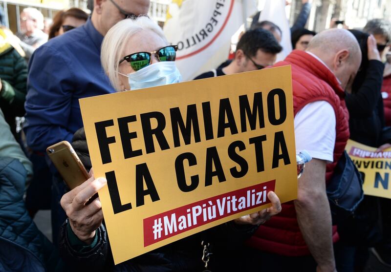 La piazza M5S contro i vitalizi 8