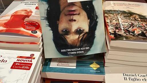 Non c'è mai pace per Ramelli: il libro messo a testa in giù, la scuola che non vuole la targa