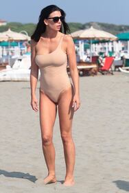 Claudia Galanti e i figli in spiaggia a Marina Di Pietrasanta 7
