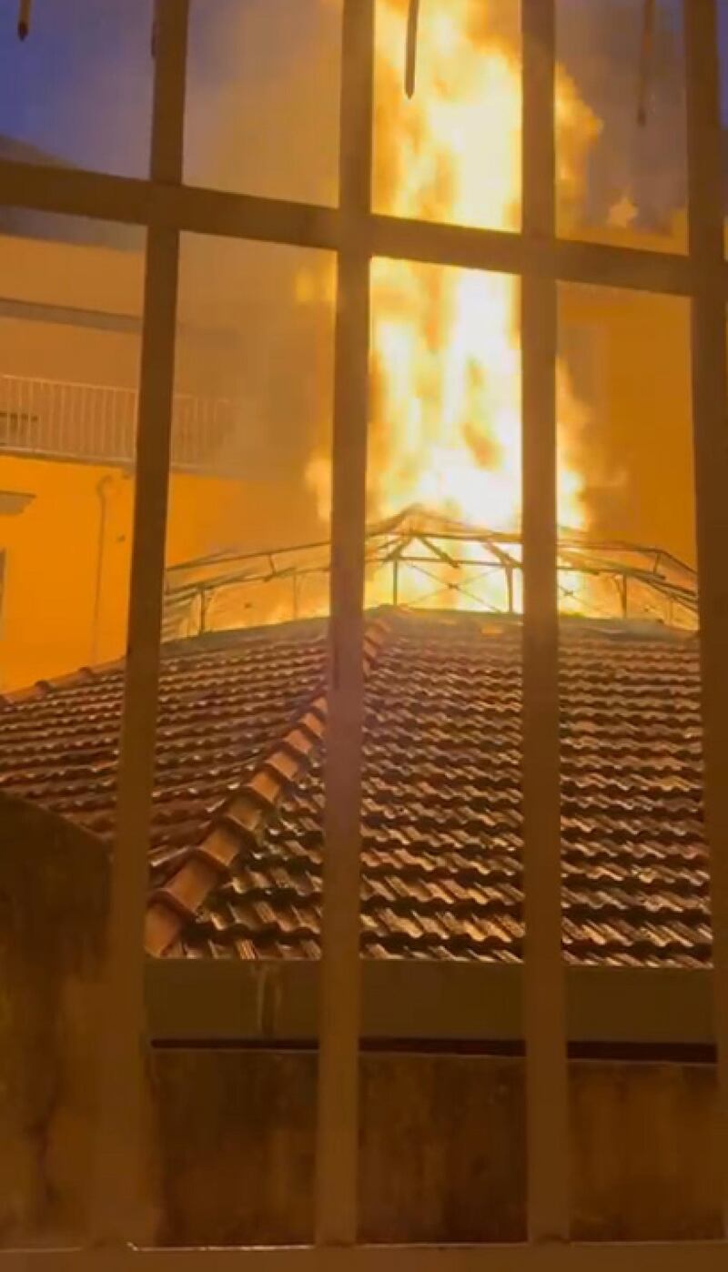 Incendio nel cuore di Napoli, in fiamme il teatro Sannazzaro 9