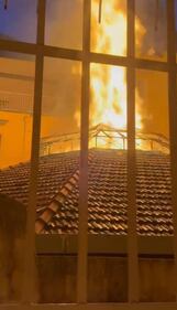 Incendio nel cuore di Napoli, in fiamme il teatro Sannazzaro 9