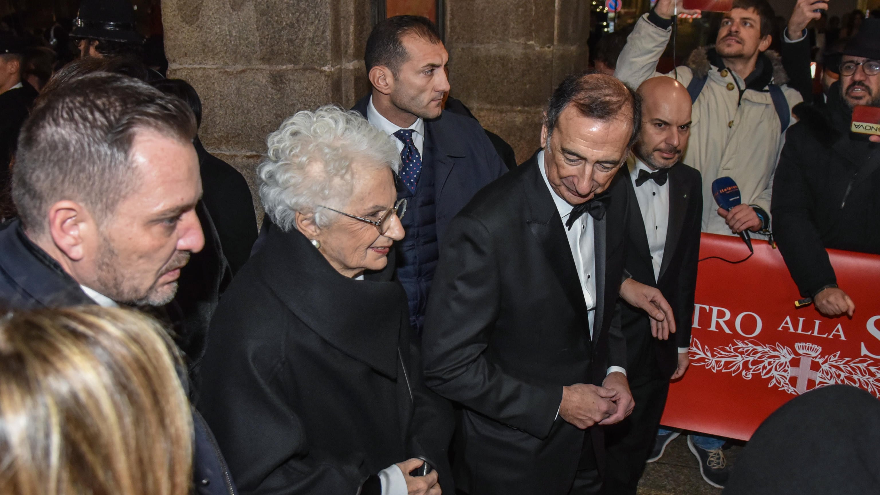 Dall'omaggio a Segre ai 13 minuti di applausi: com'è andata la prima della Scala