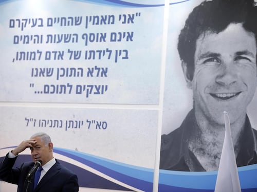 La lezione di Yoni a Bibi: "Pace con gli arabi? Illusi"