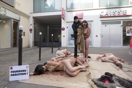 La protesta choc "insanguina" Parigi 15