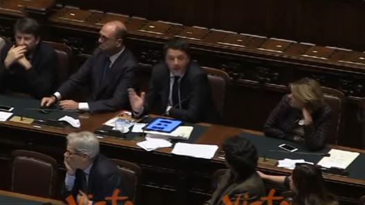 Sisma, Renzi fa "gara di morti" e insulta la Polverini: "Quella è matta"