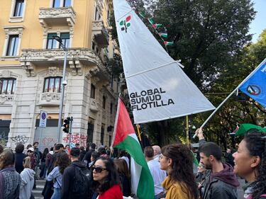 Milano, slogan e bandiere pro Palestina 3