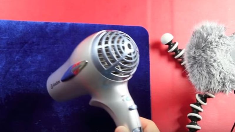 La nuova ossessione del giovani: "Ci rilassiamo con il rumore del phon"