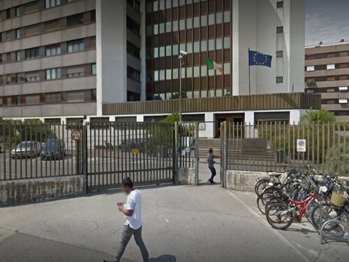 Vicenza, espulso albanese violento: pesta agenti e si infligge ferite
