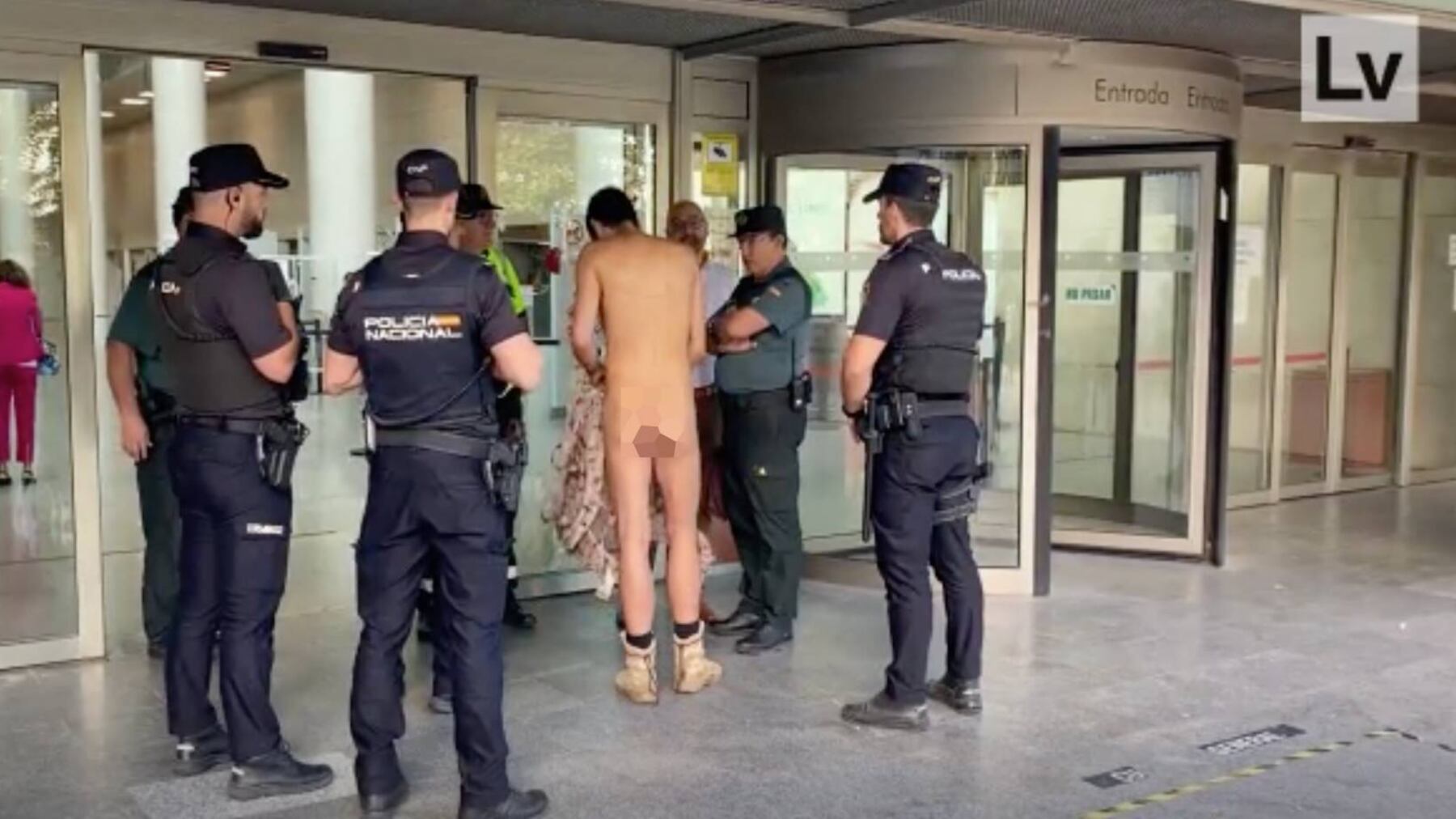 Va nudo in tribunale: "La legge lo consente"