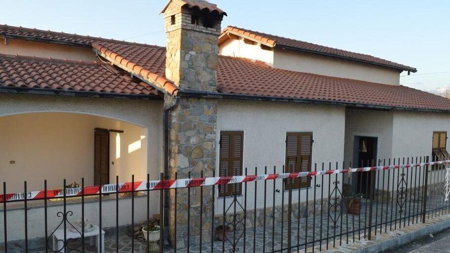 Prima uccide moglie e cognata poi si spara un colpo in pancia