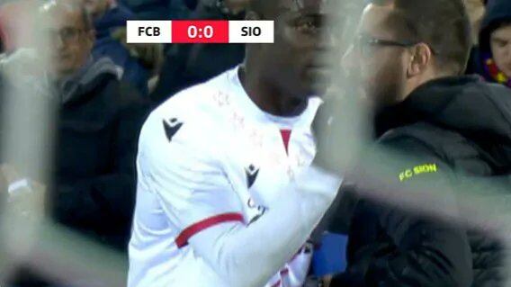 Il gestaccio di Balotelli: cosa rischia il calciatore del Sion