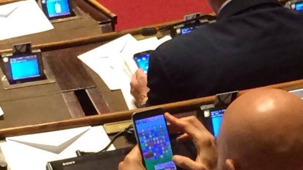 "Distruggeremo la Casta". Per il momento i grillini annientano solo caramelle