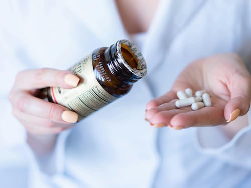 Pelle, i consigli dei dermatologi per la produzione di collagene: "gli integratori non bastano"