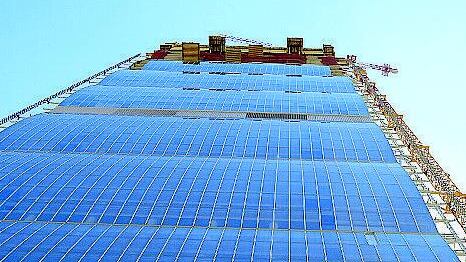 Giù dalla Torre Isozaki, il giallo dei 3 paracadutisti