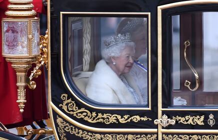 La Regina Elisabetta poco prima del suo discorso al Parlamento inglese 2
