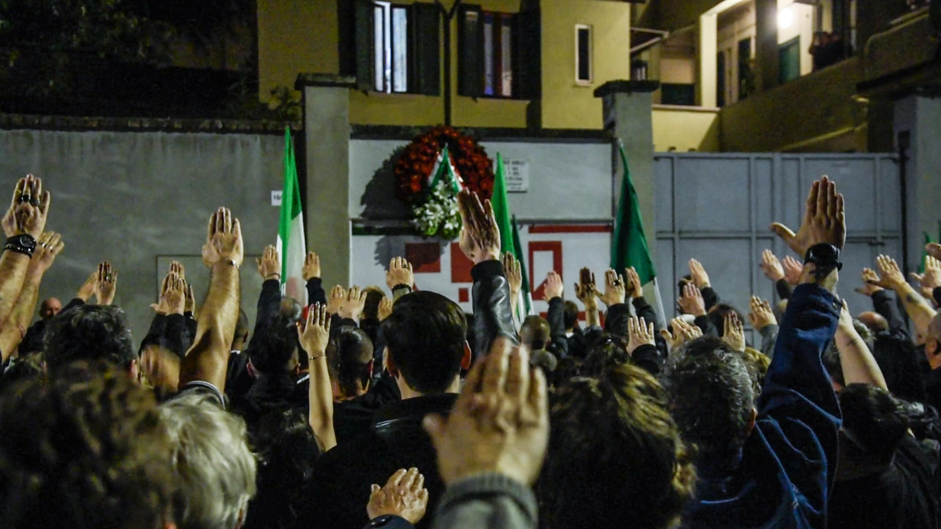 Saluti romani alla fiaccolata per Sergio, la Procura apre un fascicolo
